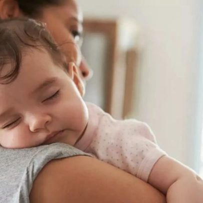 Técnica de 12 segundos para fazer bebê dormir viraliza; entenda por trás