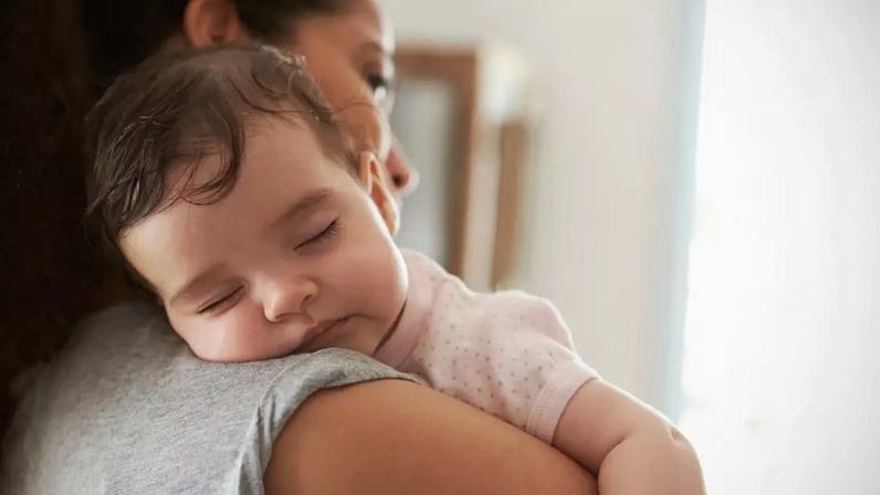 Descubra como funciona a técnica viral para fazer o bebê dormir em 12 segundos. Entenda o toque que reduz o estresse e traz calmaria