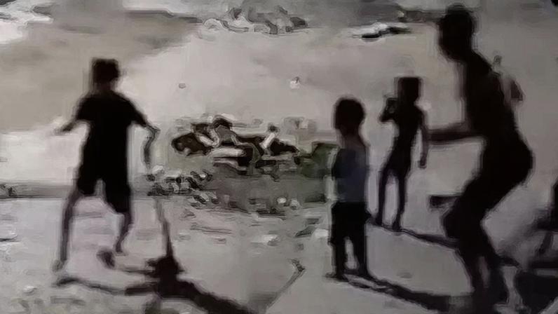 Imagens de um circuito de monitoramento registraram o momento dos disparos.