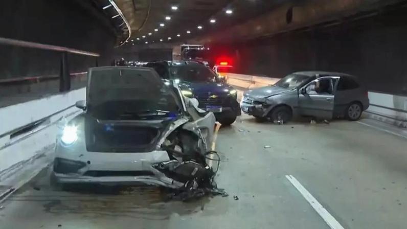Porsche bate em outro carro em acidente grave no Túnel Ayrton Senna, zona sul de São Paulo, na madrugada desta segunda,13.