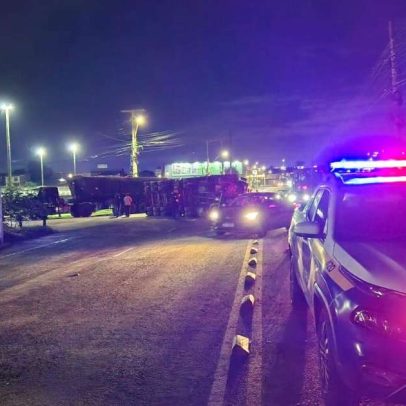 Caminhão tomba na Avenida Guilherme Schell, em Canoas