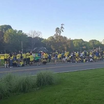 Torcedores aguardam por horas para ver a Seleção e saem do CT sem contato com jogadores