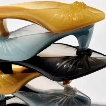 Sapatos jelly ganham novo momento na moda com estilo Polly Pocket