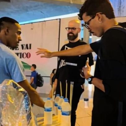 Jovem confessa Cristo após conversa com ambulante sobre sacrifício de Jesus