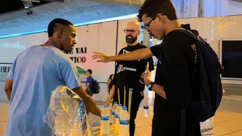 Jovem confessa Cristo após conversa com ambulante sobre sacrifício de Jesus