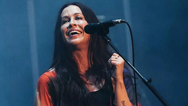 Alanis Morissette se apresenta na Cerimônia de Abertura da Copa do Mundo no Canadá.