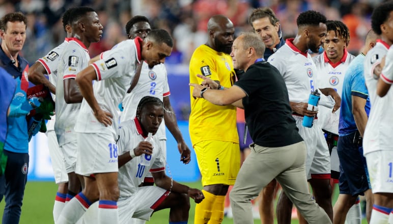 Sebastién Migné dá orientações para seus jogadores durante partida entre Haiti e Escócia