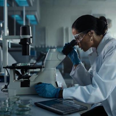 Vacina experimental com IA mostra segurança em teste inicial no Reino Unido