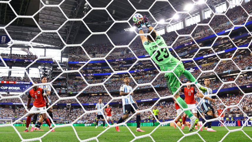 Goleiro da Argentina, Emiliano Martinez, na vitória por 2 a 0 sobre a Áustria
