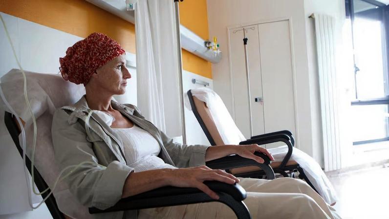 Estudos apresentados na ASCO 2026 mostram como a oncologia avança ao mesmo tempo na redução de tratamentos desnecessários e no desenvolvimento de terapias inovadoras