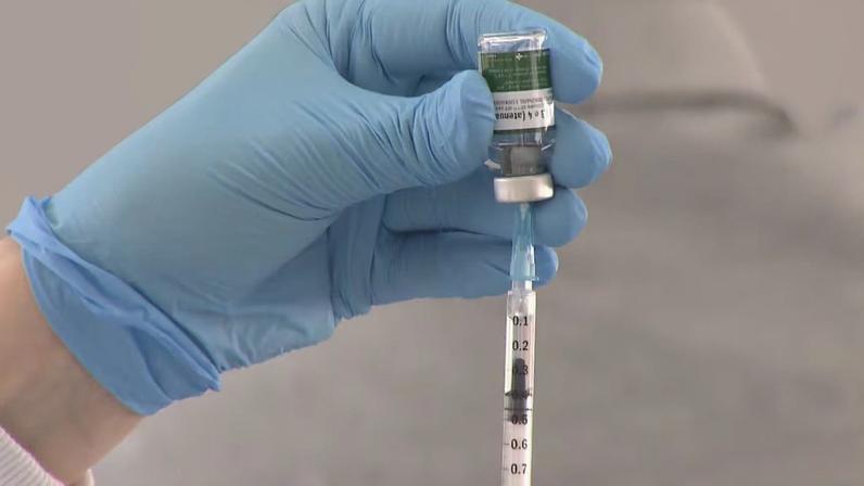 Suspensão da vacina não é fracasso, aponta infectologista e reforça segurança