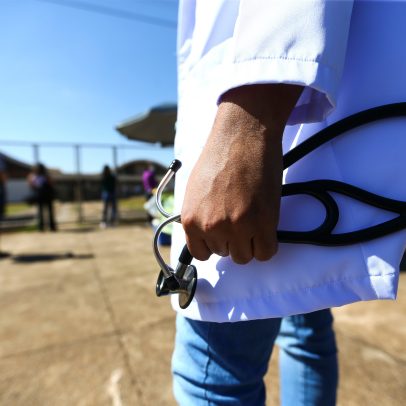 Senador propõe compensação a médicos por socorro em voos