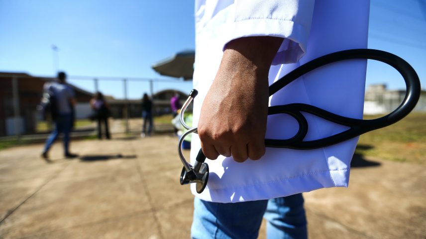 Senador alega que é comum a intervenção de passageiros médicos em situações de urgência