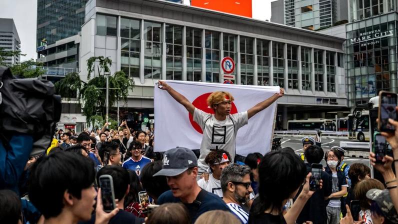 Torcida do Japão acompanha jogo da Copa do Mundo em Shibuya, distrito de Tóquio.