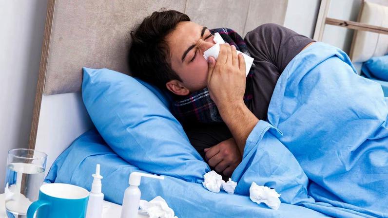 Febre alta costuma indicar gripe, não resfriado. (Foto: Elnur via Canva)