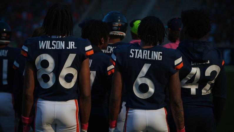 Jogadores de Virginia Cavaliers durante partida contra Miami Hurricanes