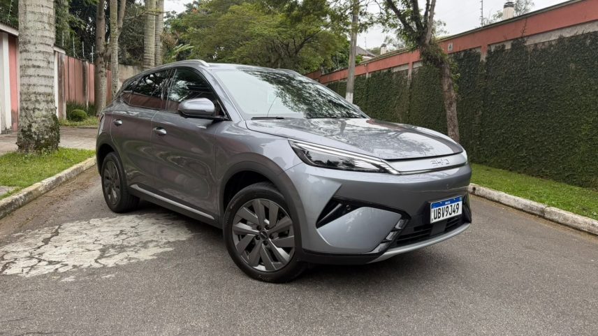 BYD Yuan Plus cinza estacionado em SP