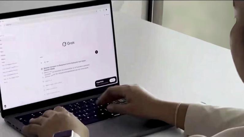 Pessoa usando notebook com a página inicial do Grok aberta na tela