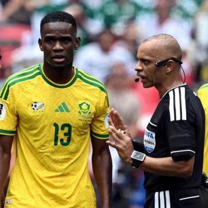 Wilton Sampaio expulsa três jogadores no 1º jogo da Copa e viraliza em inglês