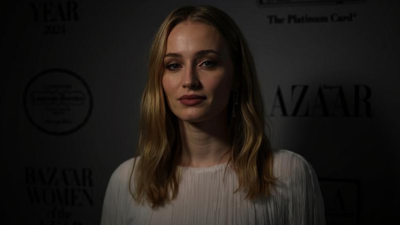Sophie Turner fala sobre crise dos 30 anos e está pronta para a nova década