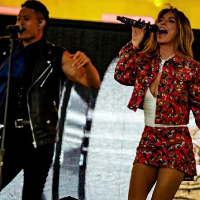 Shania Twain, aos 60, diz que se orgulha do corpo e vai à praia de biquíni
