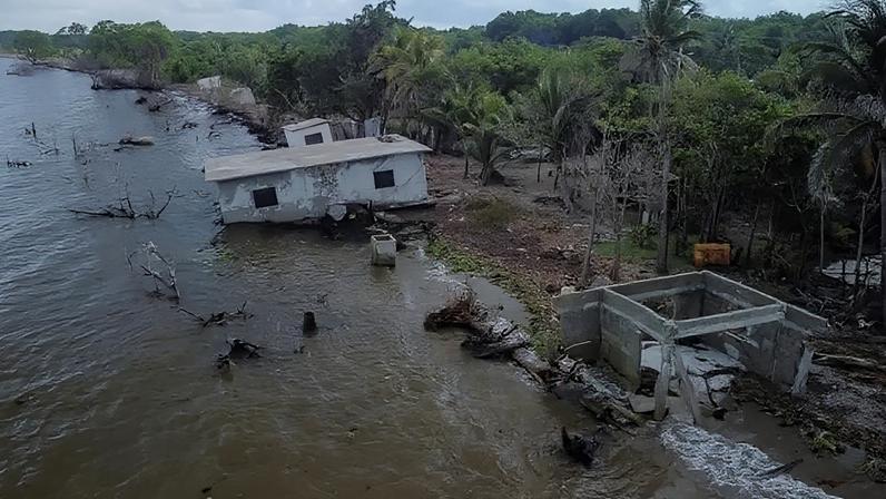 Elevação do nível do mar tem expulsado moradores nas costas de países como o México. — Foto: Reuters