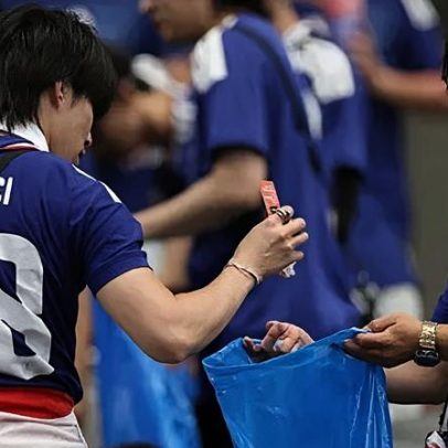 Mulheres dizem aos fãs japoneses que limpem estádios da Copa em casa