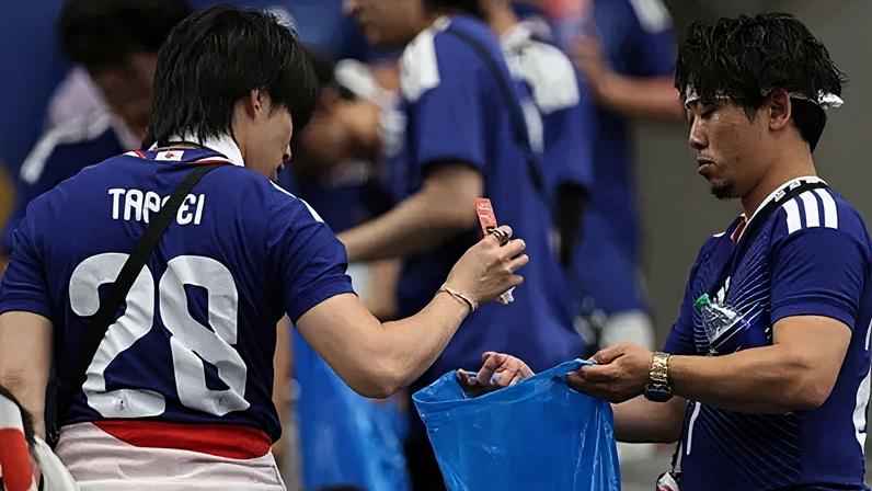 Mulheres dizem aos fãs japoneses que limpem estádios da Copa em casa