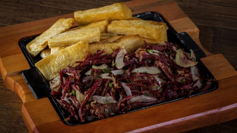 Carne-seca acebolada