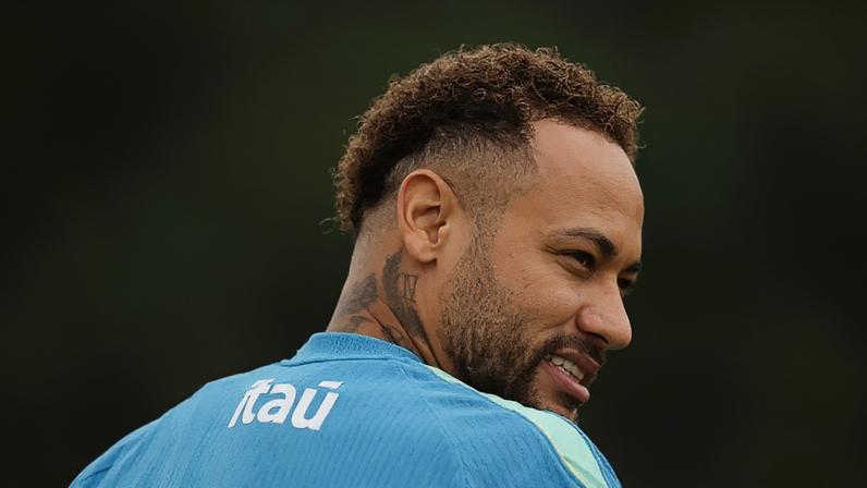 Neymar foi elogiado por Ancelotti e pode voltar a atuar pela seleção contra a Escócia