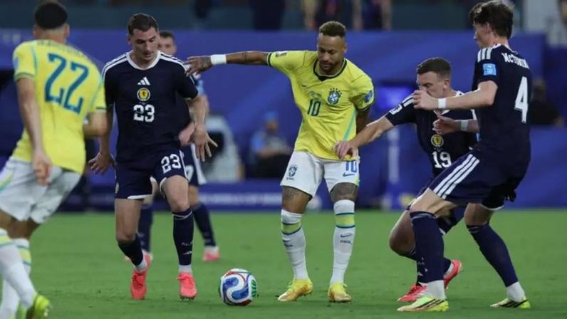 Neymar em ação no jogo entre Brasil e Escócia em Miami Gardens.