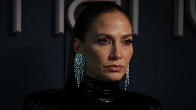 Jennifer Lopez relembrou o colapso físico que sofreu após quase 100 dias sem descanso e fez um alerta sobre os riscos do excesso de trabalho