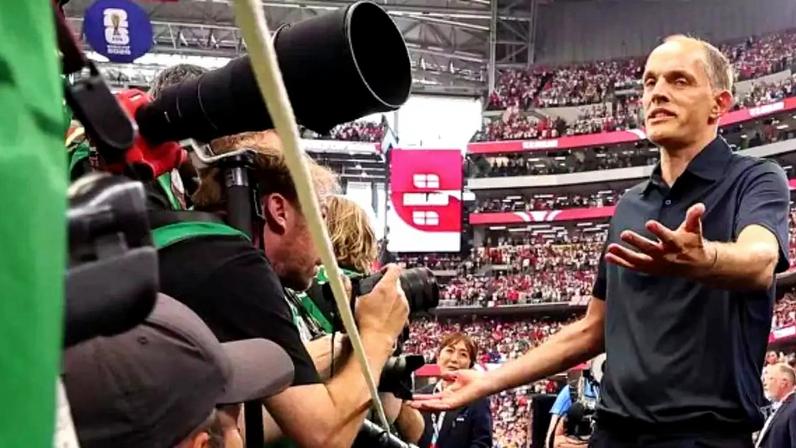 Thomas Tuchel celebra com os jogadores a vitória sobre a Croácia na estreia dos ingleses na Copa do Mundo –
