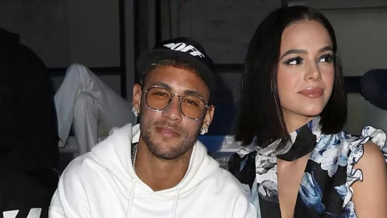 Bruna Marquezine lembrou exposição em excesso da vida pessoal durante namoro com Neymar: 'Relacionamento muito difícil'.