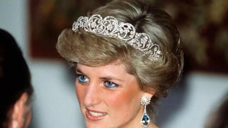 Tiara, chapéu e pixie: veja os penteados icônicos de Princesa Diana ao longo dos anos.