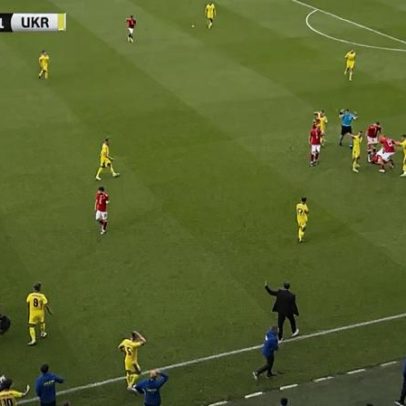Eriksen passa mal em amistoso da Dinamarca e jogo é encerrado
