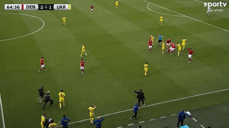 Momento em que Eriksen passa mal e precisa ser atendido em campo