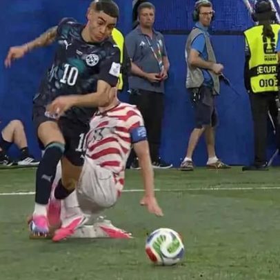 Nova regra da FIFA faz VAR corrigir cartão por erro de identidade na Copa
