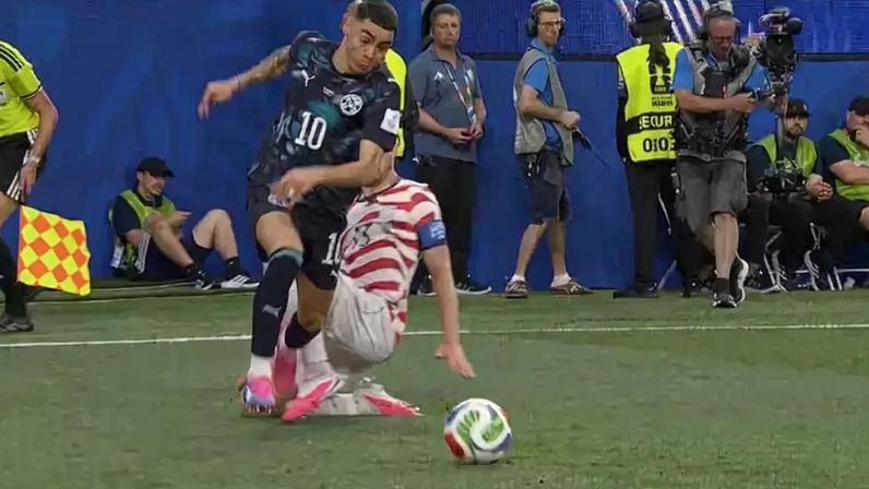 VAR chama juiz para mudar cartão amarelo em EUA x Paraguai –