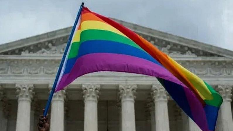 Bandeira LGBT durante ato em frente à Suprema Corte dos Estados Unidos