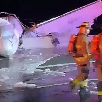 Testemunhas ajudam a resgatar passageiros após incêndio em acidente no Texas