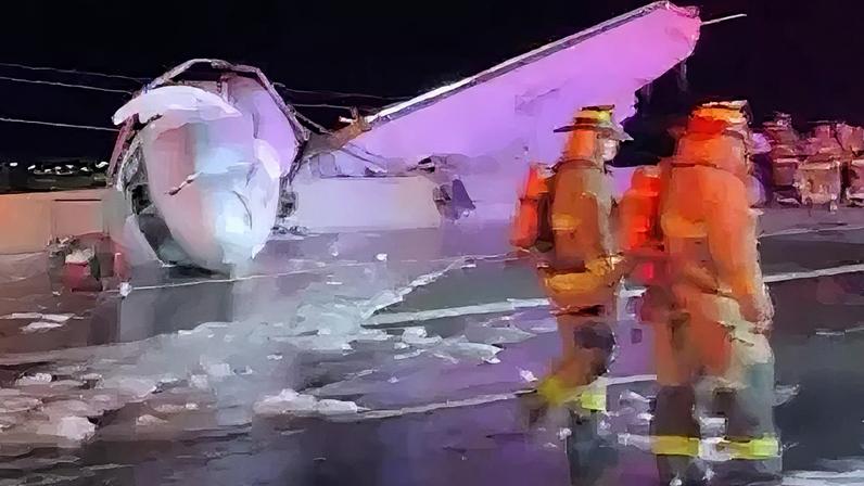 Testemunhas ajudam a resgatar passageiros após incêndio em acidente no Texas