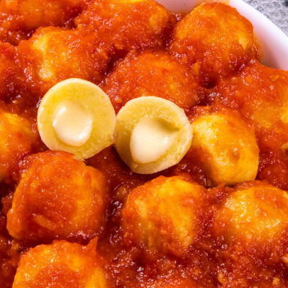 Nhoque frito com recheio de queijo conquista pelo sabor crocante