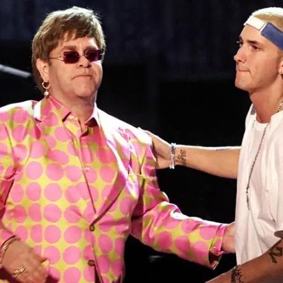 Eminem entrega presente inusitado a Elton John, segundo John Waters