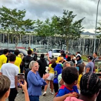 Jogadores da Seleção Brasileira chegam ao hotel no Rio