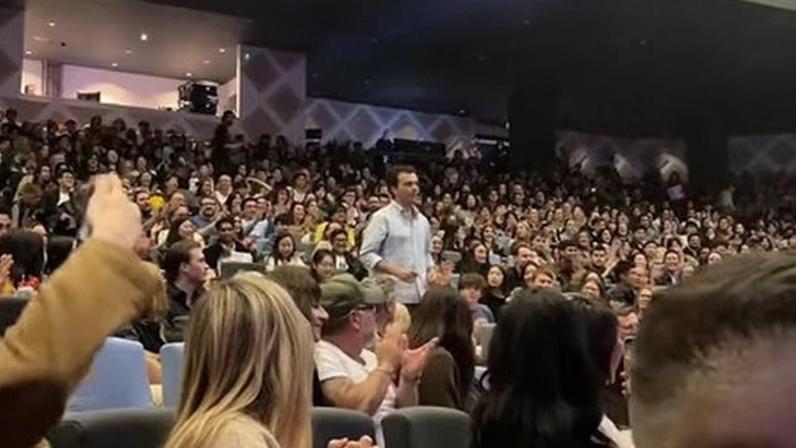 Espectador sobe ao palco e faz apresentação durante La La Land em Sydney