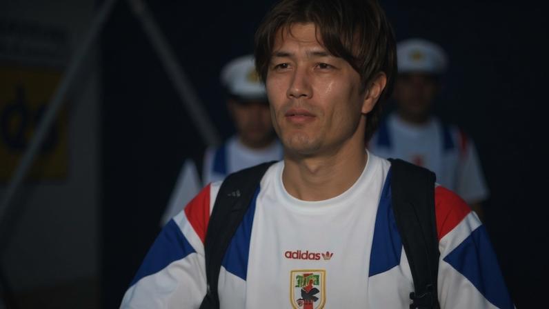 Destaque para a camisa, que carrega o emblema antigo da JFA no peito –