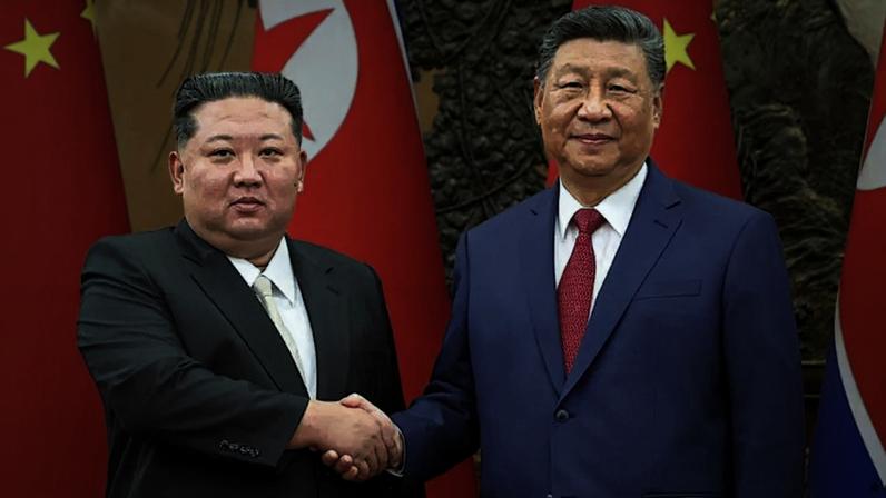 Alvo de sanções, regime de Kim Jong-un (esq.) depende quase inteiramente da China, governada por Xi Jingping, para comércio exterior
