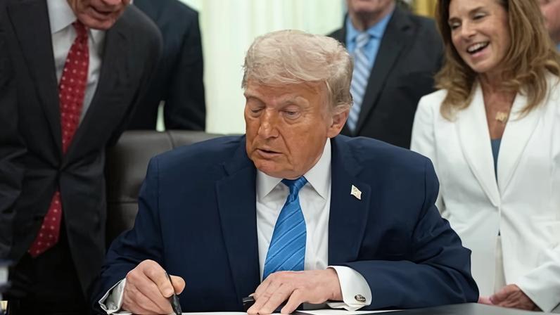 Trump assina lei imigração US$70 bi garantindo financiamento do ICE até 2029