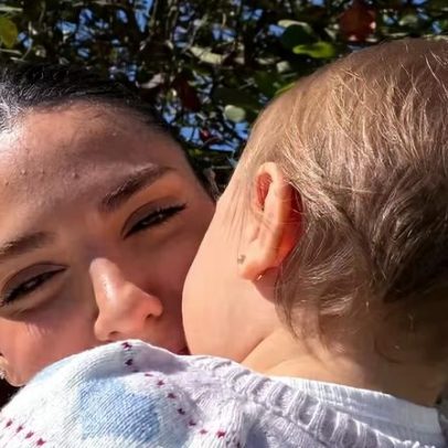 Jade Magalhães se derrete com carinho da filha e recebe beijinho